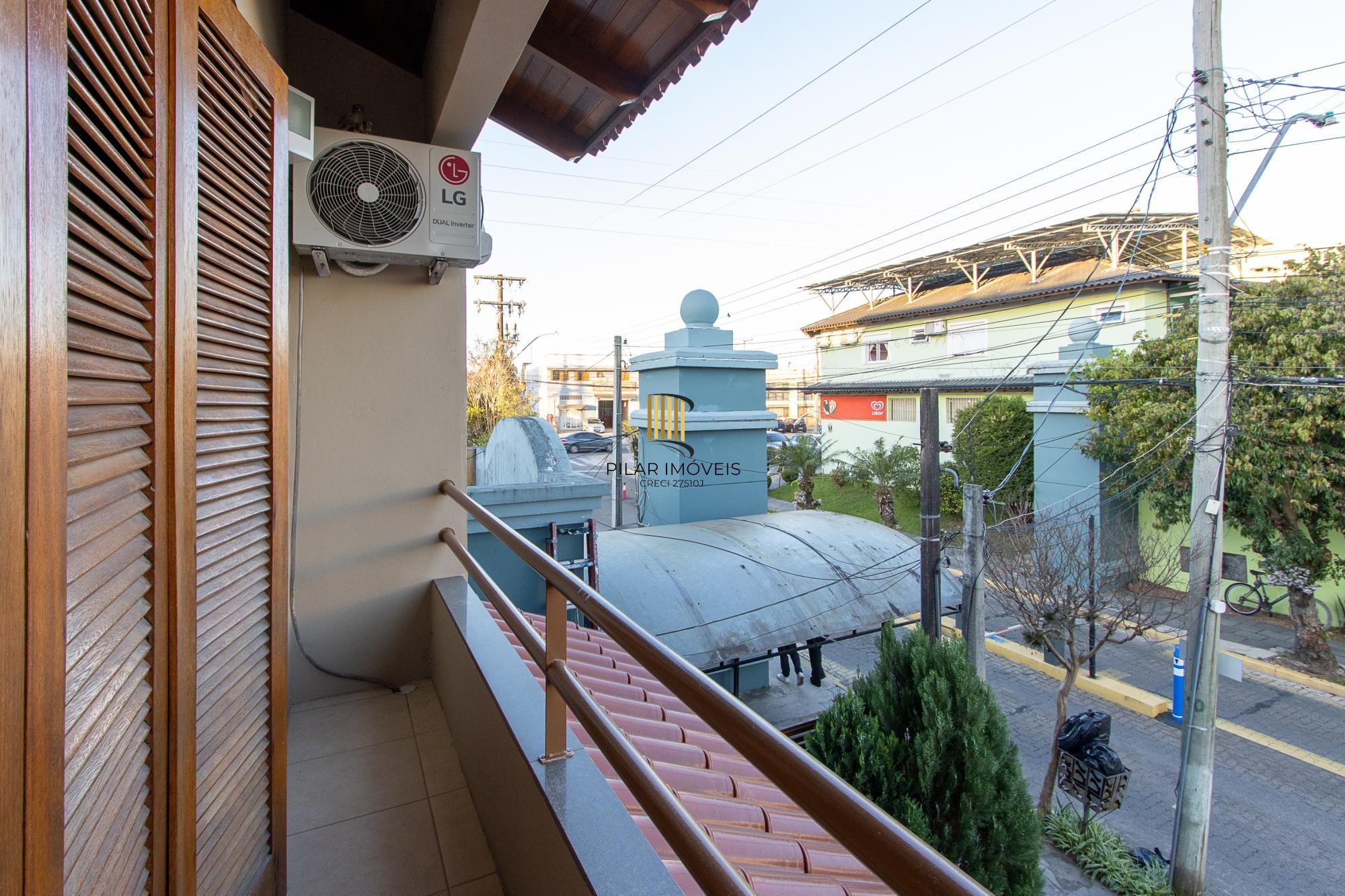 Casa de condomínio, 3 quartos, 1 suíte, piscina e 2 vagas de garagem;