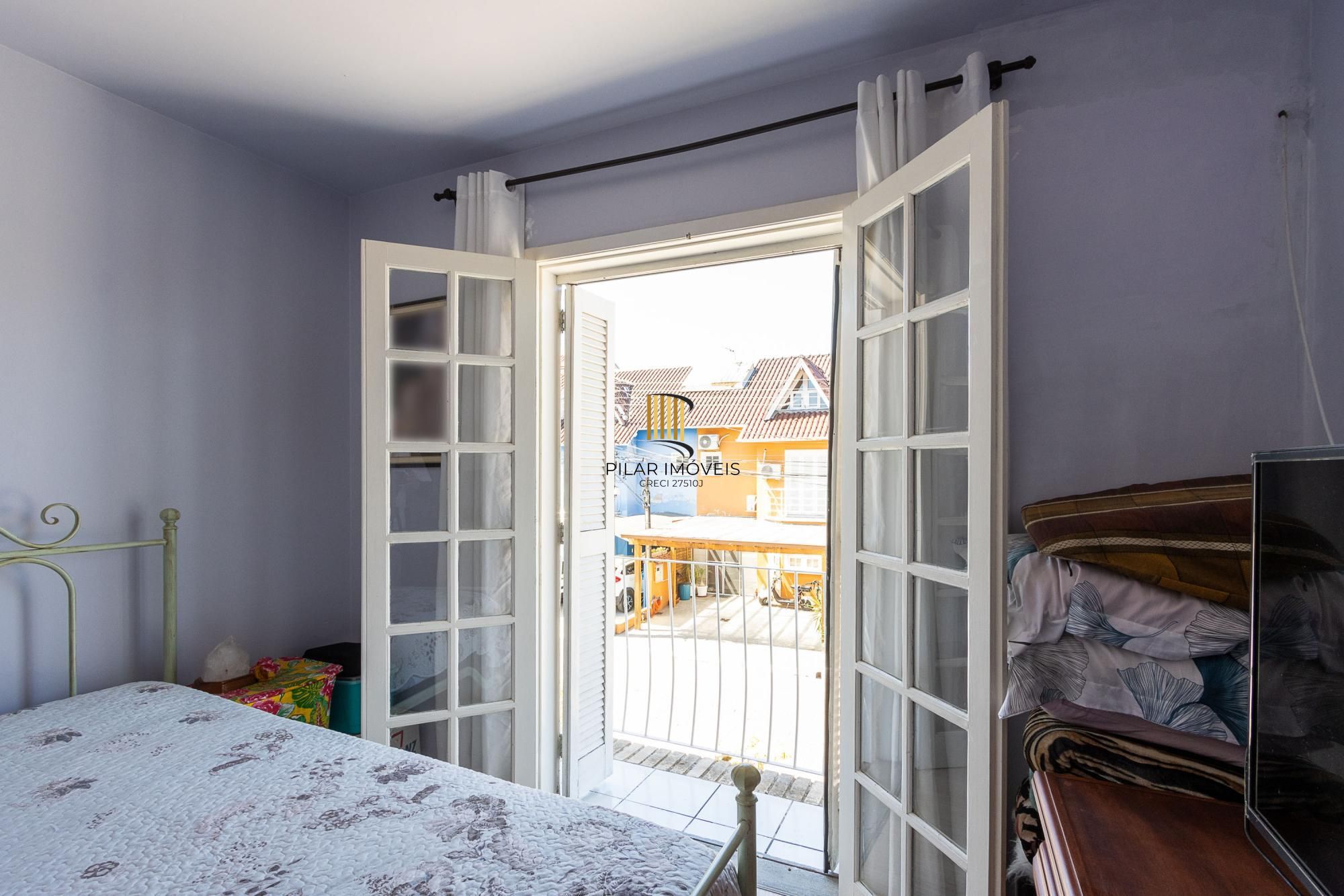 Casa de condomínio, de 3 dormitórios, 1 suíte e 2 vagas de garagem.