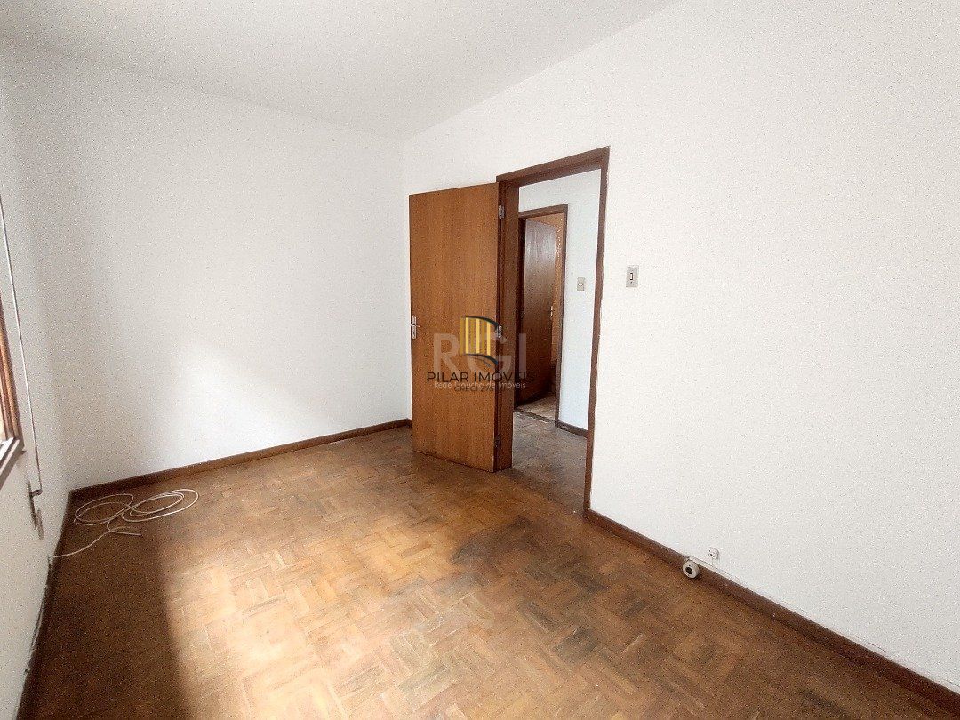 Casa à venda com 3 quartos, 1 vaga e pátio - Bairro Medianeira