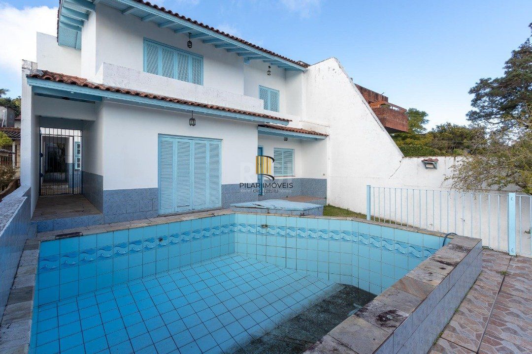 Casa com piscina em localização nobre no bairro Tristeza com vista para Rio Guaíba.