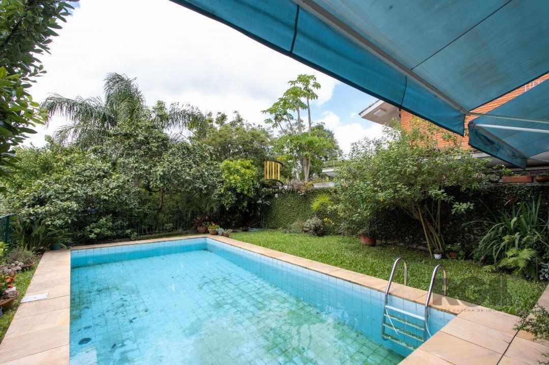 Sobrado com vista para Rio, 3 quartos, 2 suites, pátio, piscina, vaga para 4 carros - Bairro Vila Assunção
