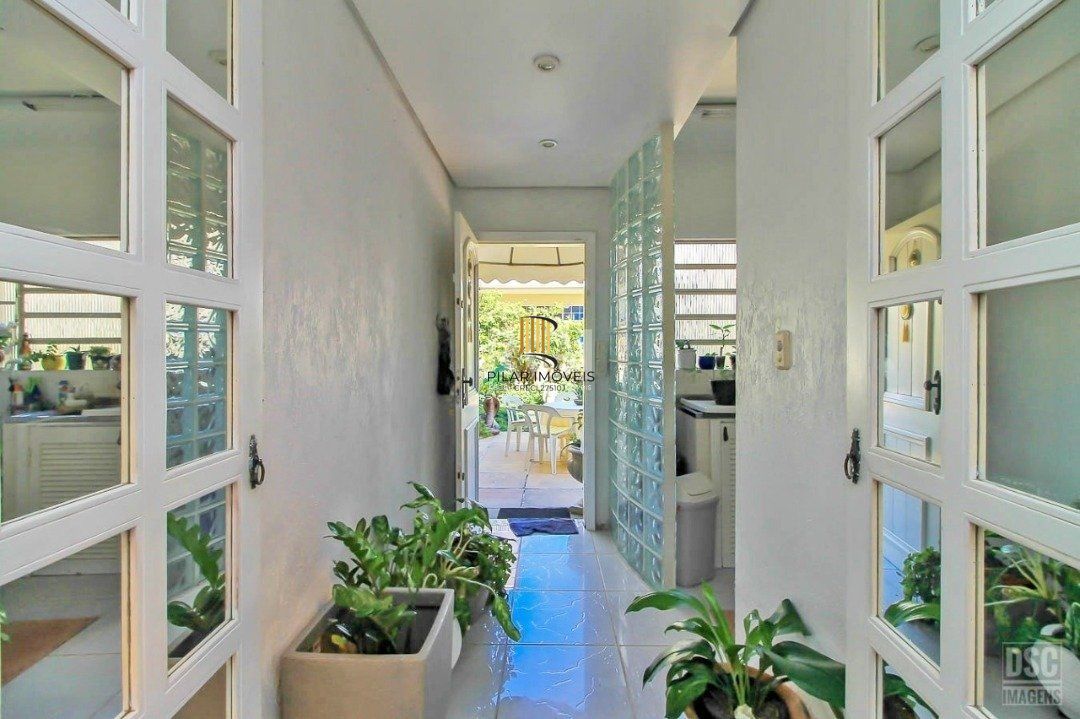 casa Living para 3 ambientes com lavabo, cozinha com pia e armários planejados