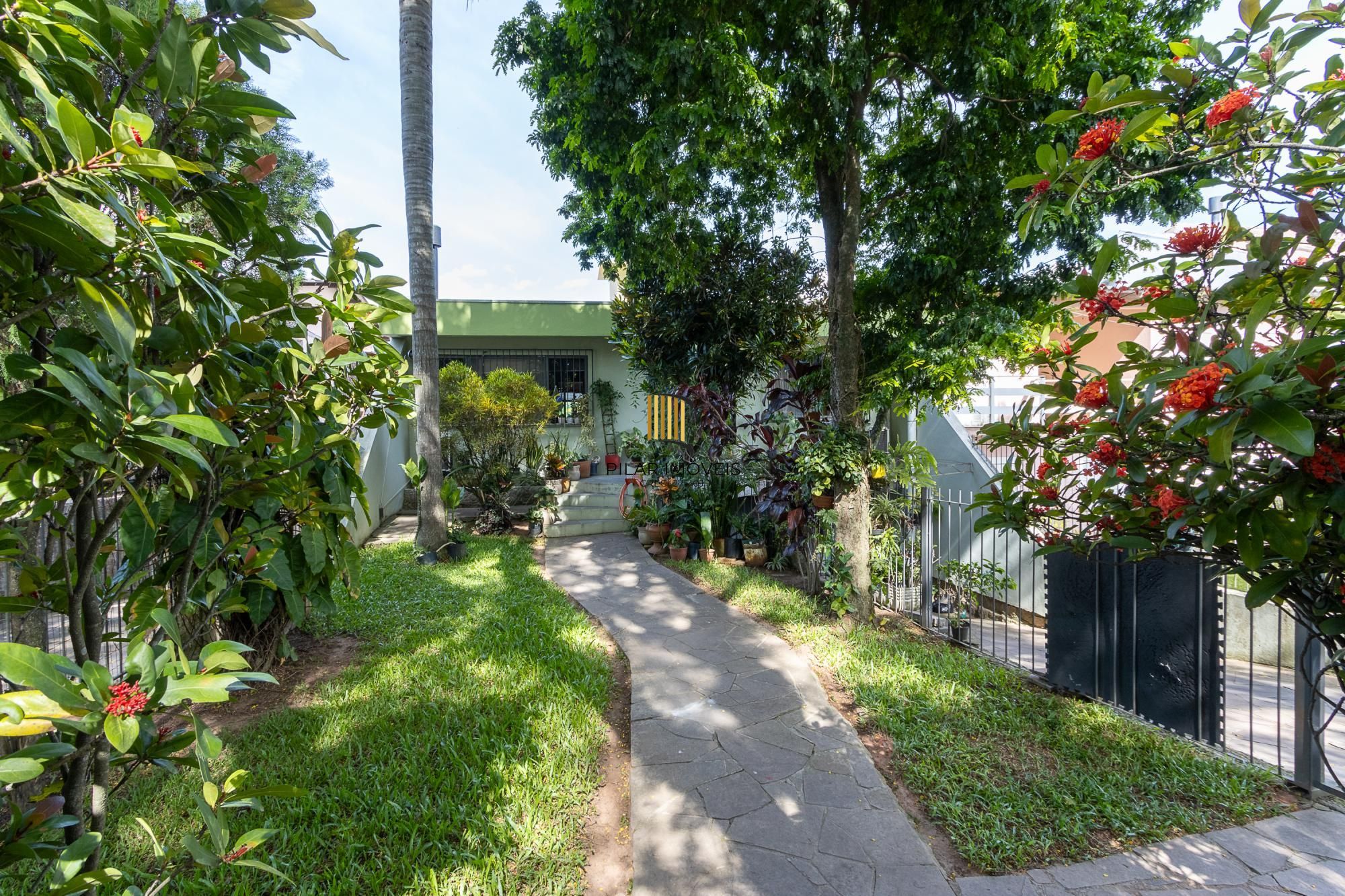 Casa com 3 quartos (1 suite), 4 vagas - Vila Nova