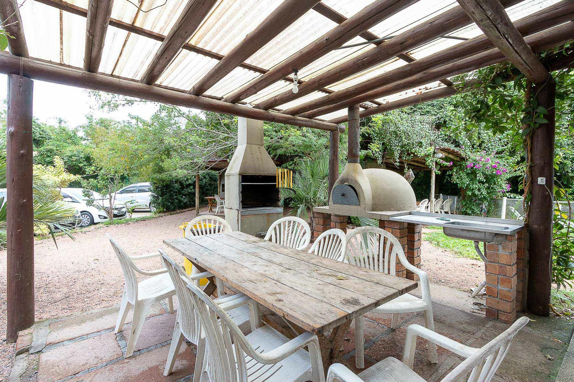 Apartamento de 3 dormitórios, 1 banheiro e uma vaga de garagem.