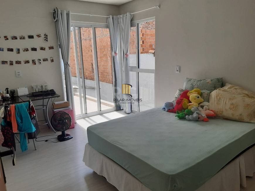 Casa 3 dormitórios no bairro Azenha