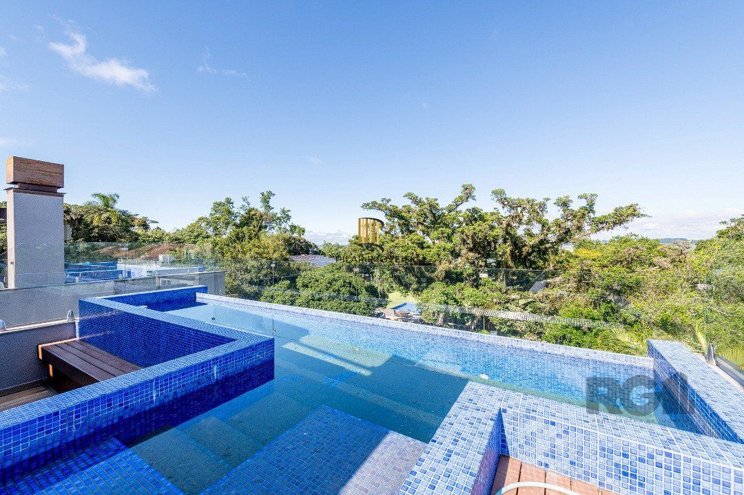 Casa em condomínio fechado beira de rio, de frente para o clube dos Jangadeiros.