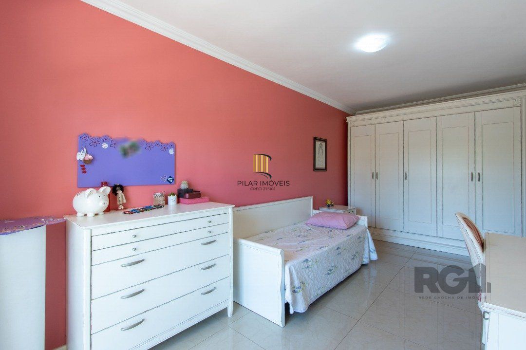 Casa com 452m² de área construída, 02 suítes, banheira de hidro, closet, 02 banheiros sociais, 03 living com 02 ambientes, 02 lareiras