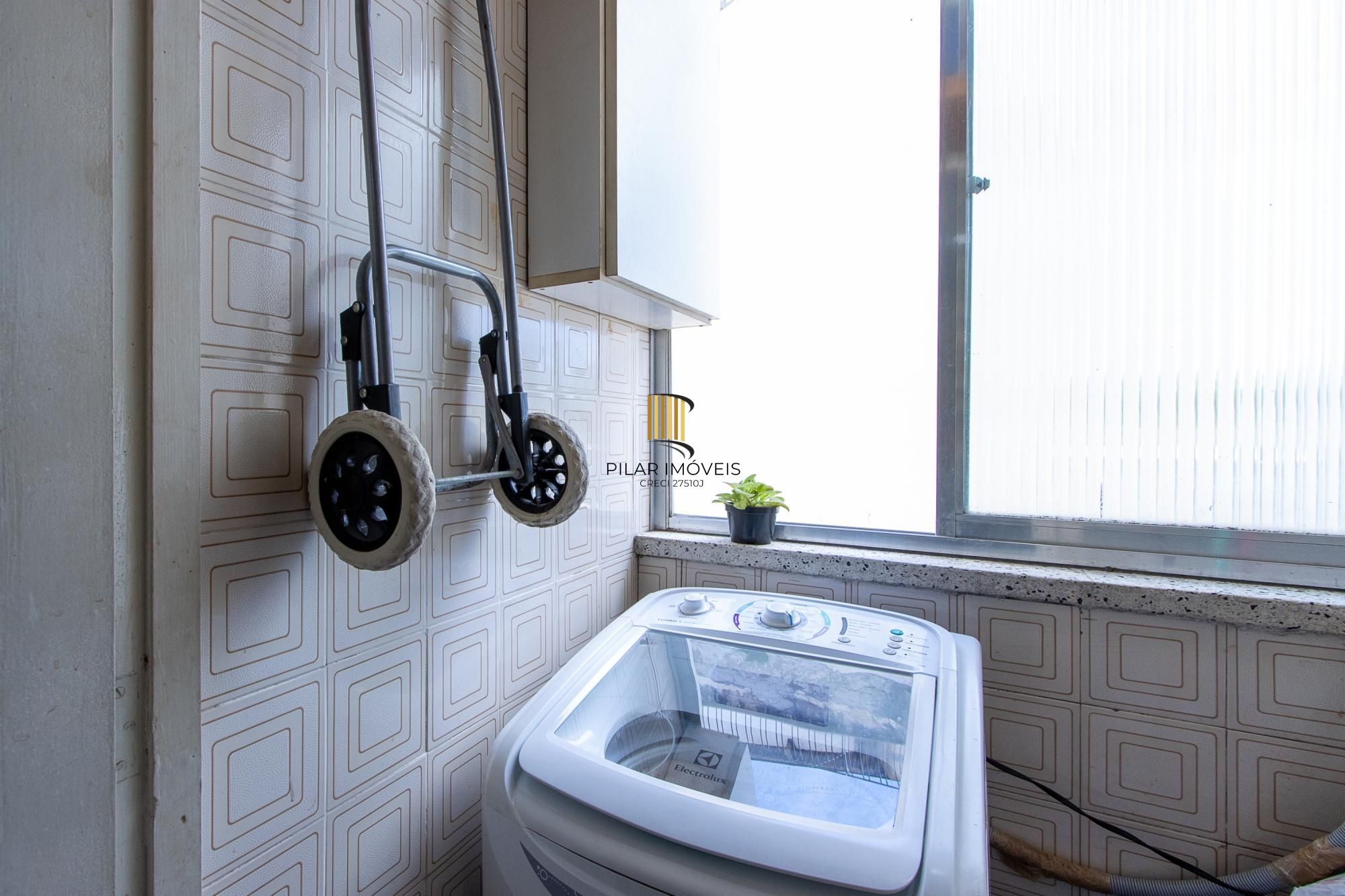 Apartamento com 1 quarto com vaga coberta e escriturada no bairro Cristal.