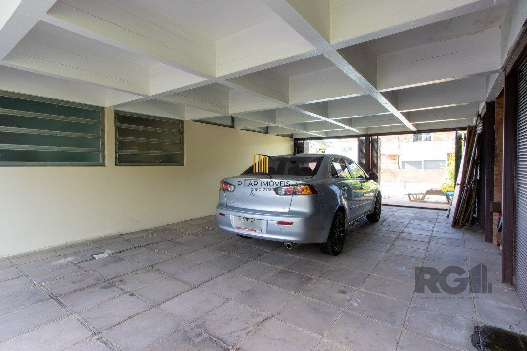 Casa com 724 m² privativos, 4 dormitórios sendo 4 suítes, 6 vagas sendo 3 cobertas