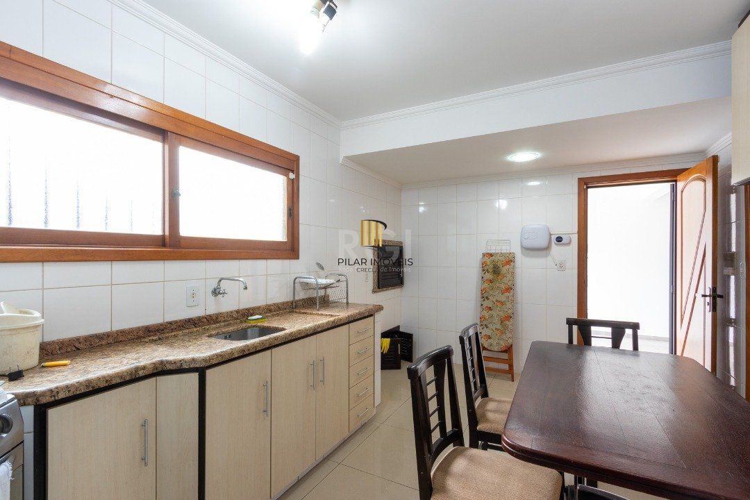 Casa para Venda - 247m², 3 dormitórios, sendo 1 suites, 4 vagas - Vila Nova