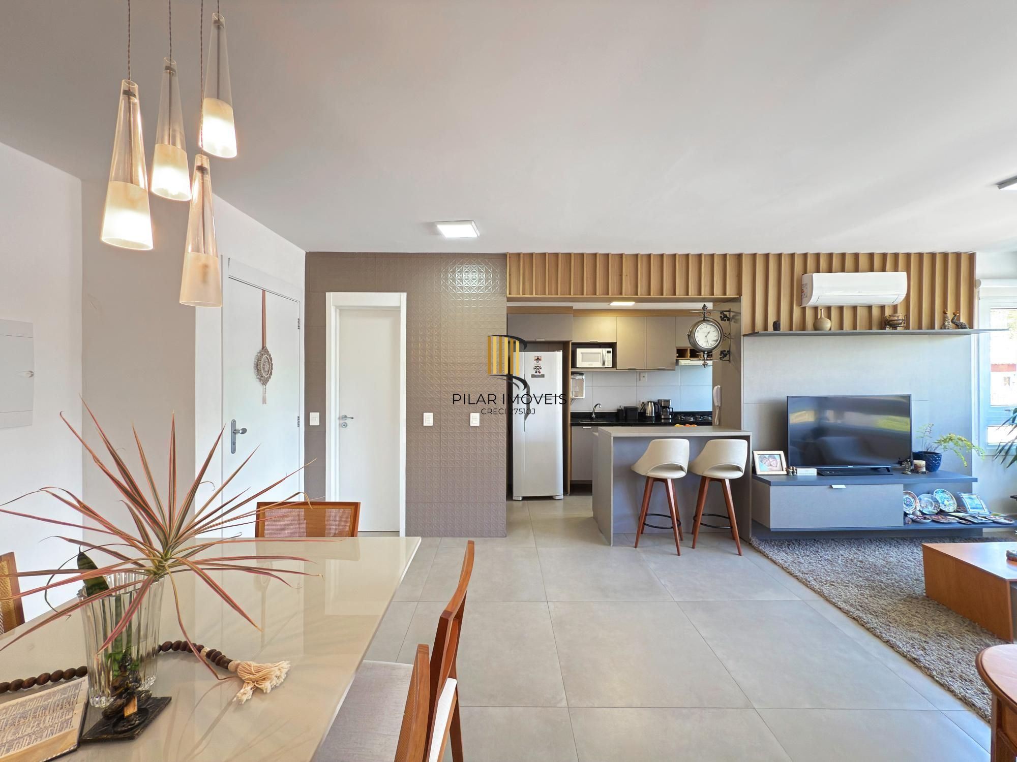 Apartamento 03 Suítes bairro Cristal, 88,97m² de área privativa, semimobiliada e 02 vagas de garagens cobertas.