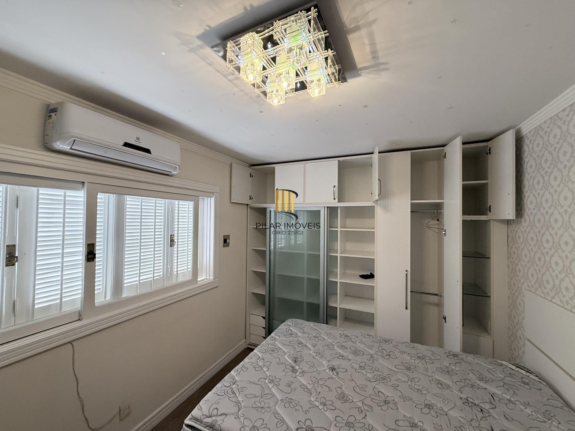 Casa 5 dormitórios no bairro Chácara das Pedras