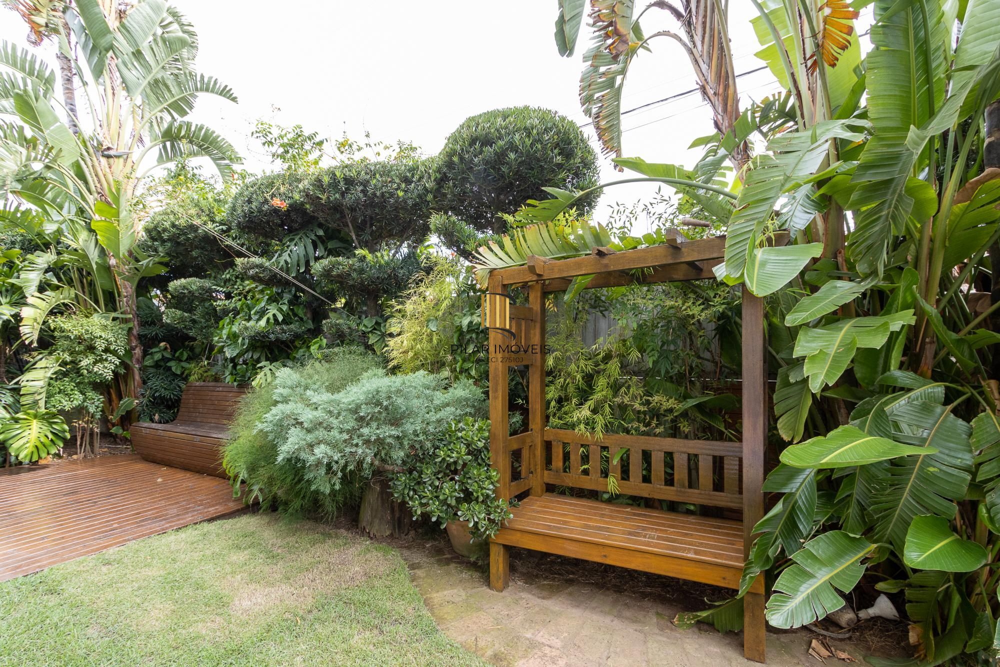 Casa térrea, 2 dormitórios, 1 suíte e 2 vagas no bairro Aberta dos Morros.