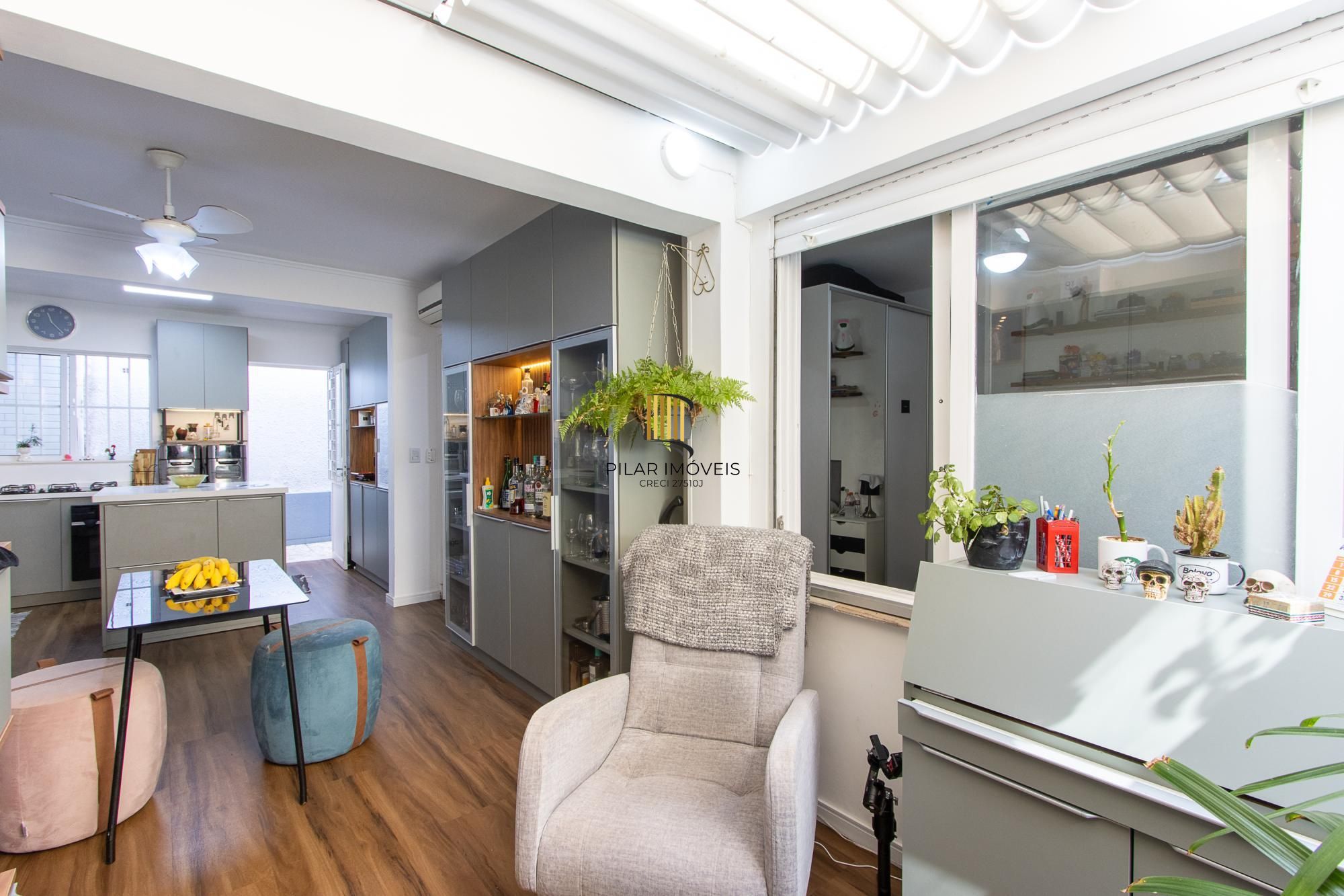 Linda casa totalmente reformada, 3 quartos (1 suite), 2 vagas cobertas - Bairro Nonoai