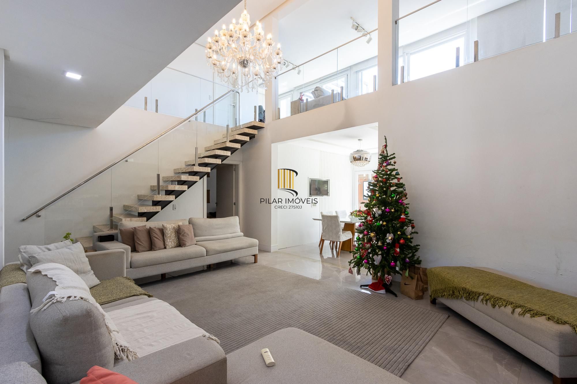 Excelente casa de 3 dormitórios, 3 suítes e 2 vagas no bairro Cavalhada.