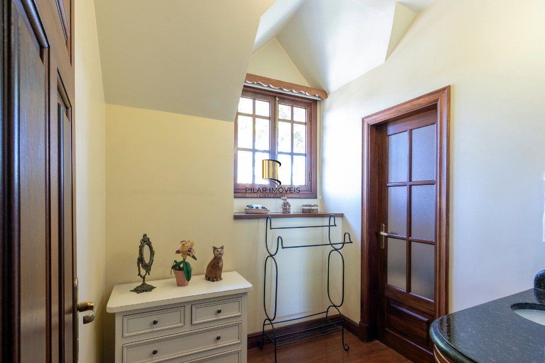 Casa Condominio para Venda - 559m², 4 dormitórios, sendo 3 suites, 3 vagas - Cavalhada