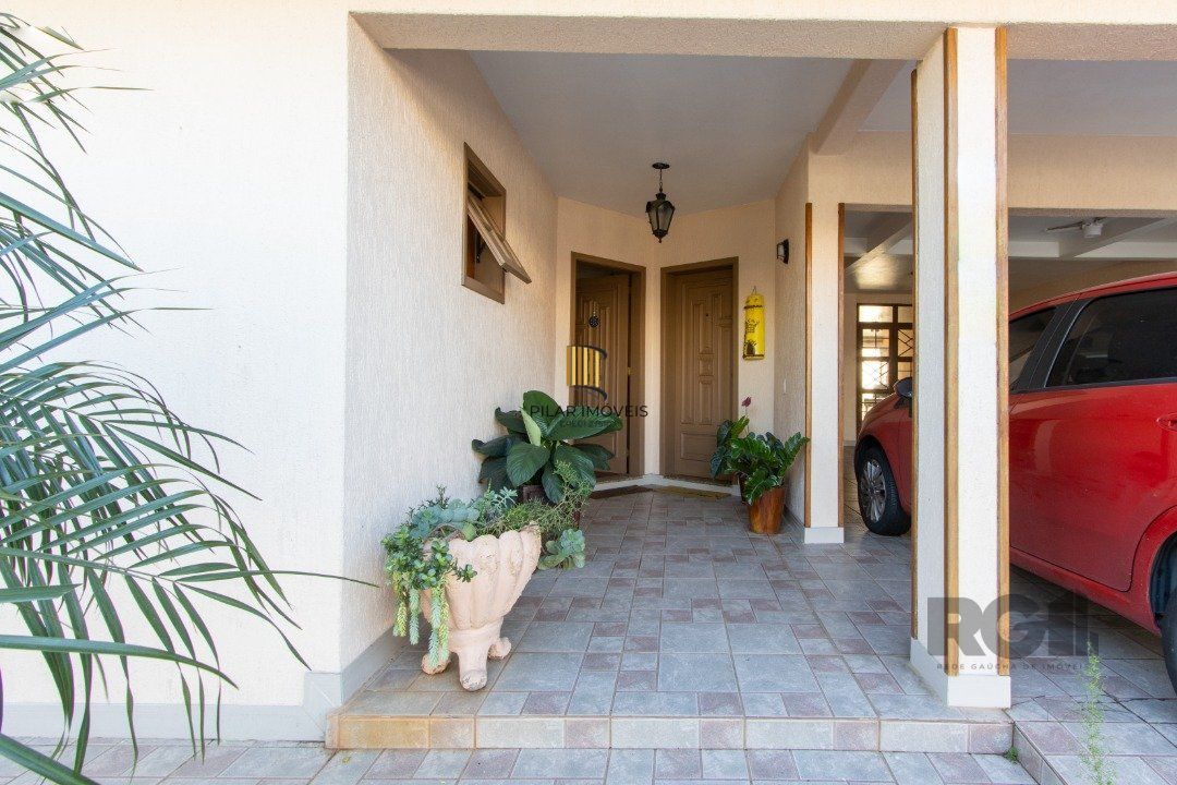 Casa de alvenaria, 3 quartos, 1 suíte, 4 banheiros e 5 vagas de garagem.