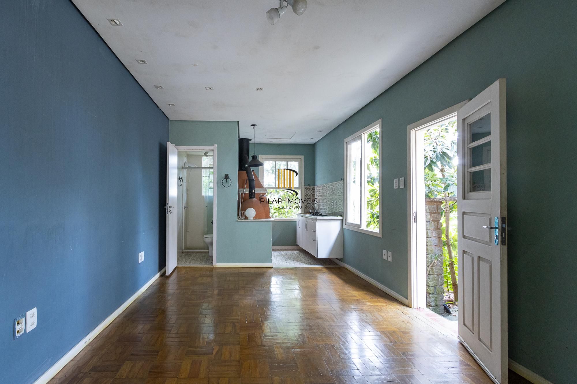 Bela casa térrea, 2 dormitórios e 1 suite - Parte alta do Bairro Espirito Santos