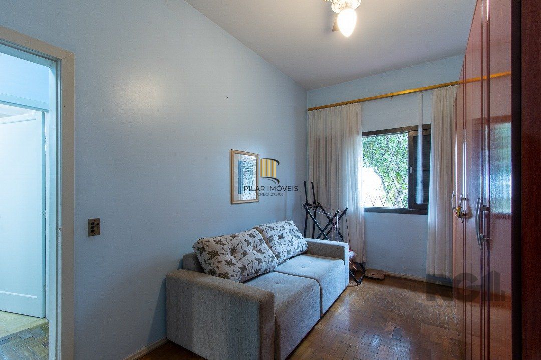 Casa térrea, 2 quartos, 2 vagas, edicula com 1 quarto e um banheiro - Bairro Tristeza