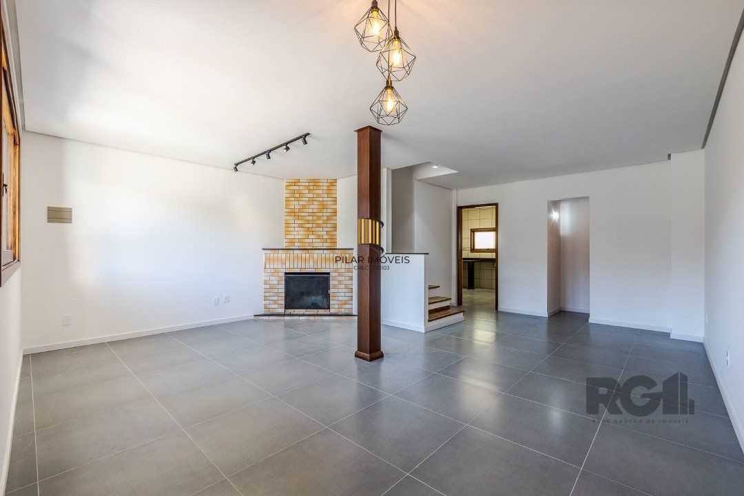 Casa 103m² - 3 dormitórios, 1 suíte, piscina, 2 vagas no bairro Hípica
