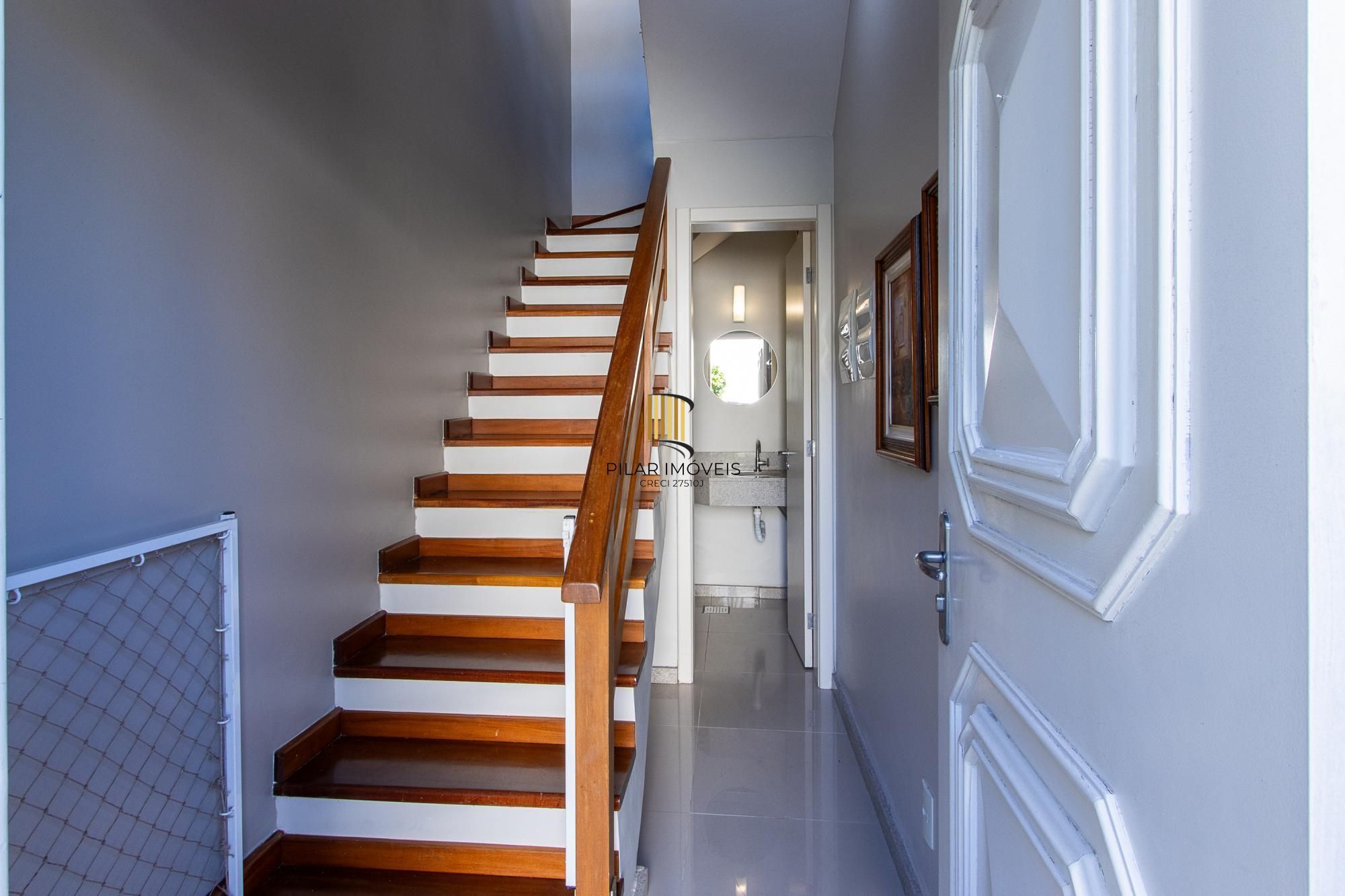 Casa condomínio | 3 dormitórios | 1 Suíte | 240,82 Privativos | 2 Vagas | Bairro Teresópolis