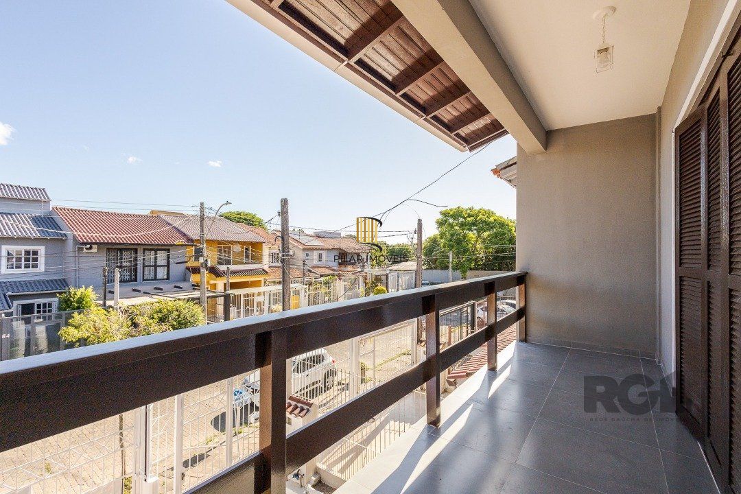 Casa 103m² - 3 dormitórios, 1 suíte, piscina, 2 vagas no bairro Hípica