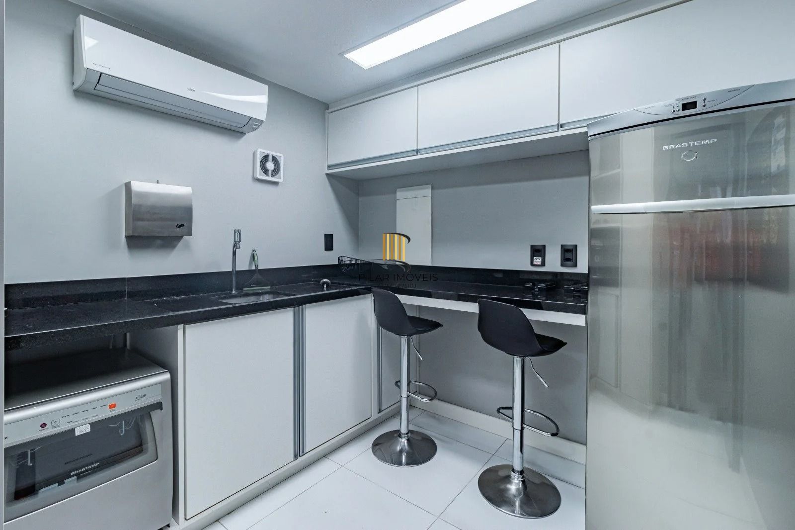 Sala/Conjunto Comercial com 4 vagas e 218m²