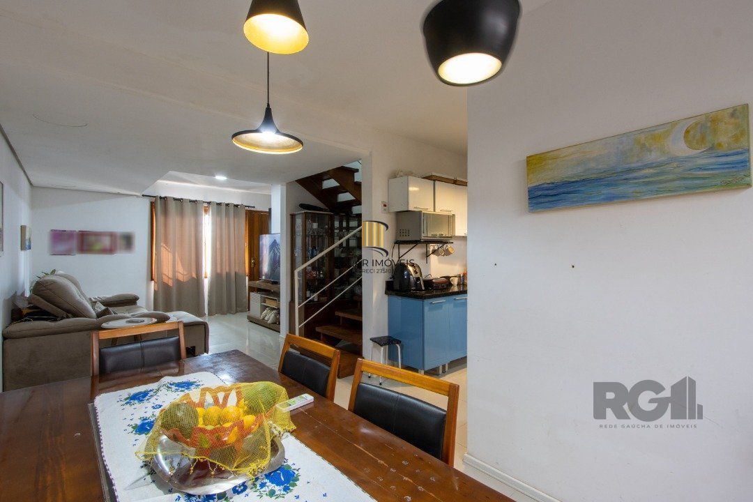 Excelente oportunidade de casa à venda em condomínio fechado no Reserva Guarujá, localizado na Avenida da Serraria em Porto Alegre.