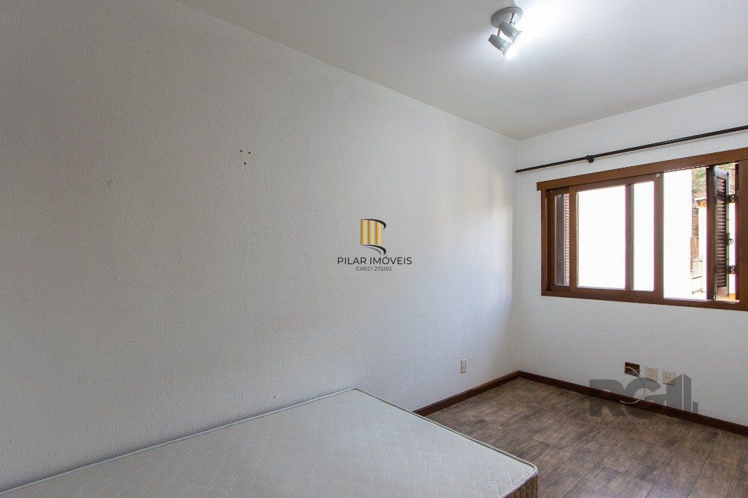 Casa 4 dormitórios no bairro Azenha