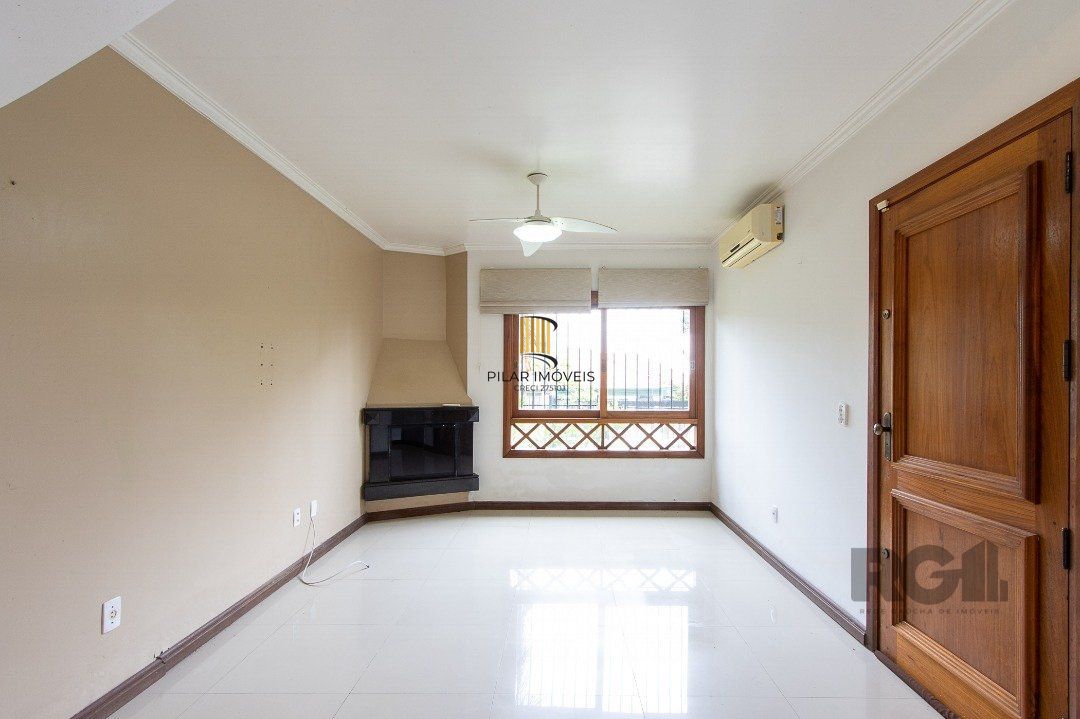 Casa de alvenaria, 3 dormitórios, 1 suíte e pátio com piscina, bairro Espírito Santo.