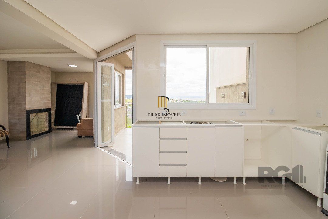 Sobrado, 185 metros quadrados privativo, com 3 quartos, 1 suíte, Living e cozinha integrados, lareira, churrasqueira, lavabo e 2 vagas de garagem.                       e 2 vagas de garagem