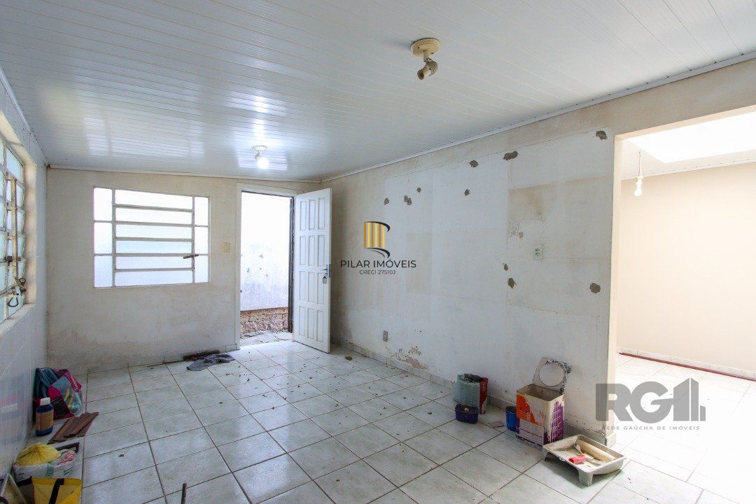 Casa com 109m² de área privativa, possui 02 dormitórios, living para 2 ambientes, cozinha, 2 banheiros