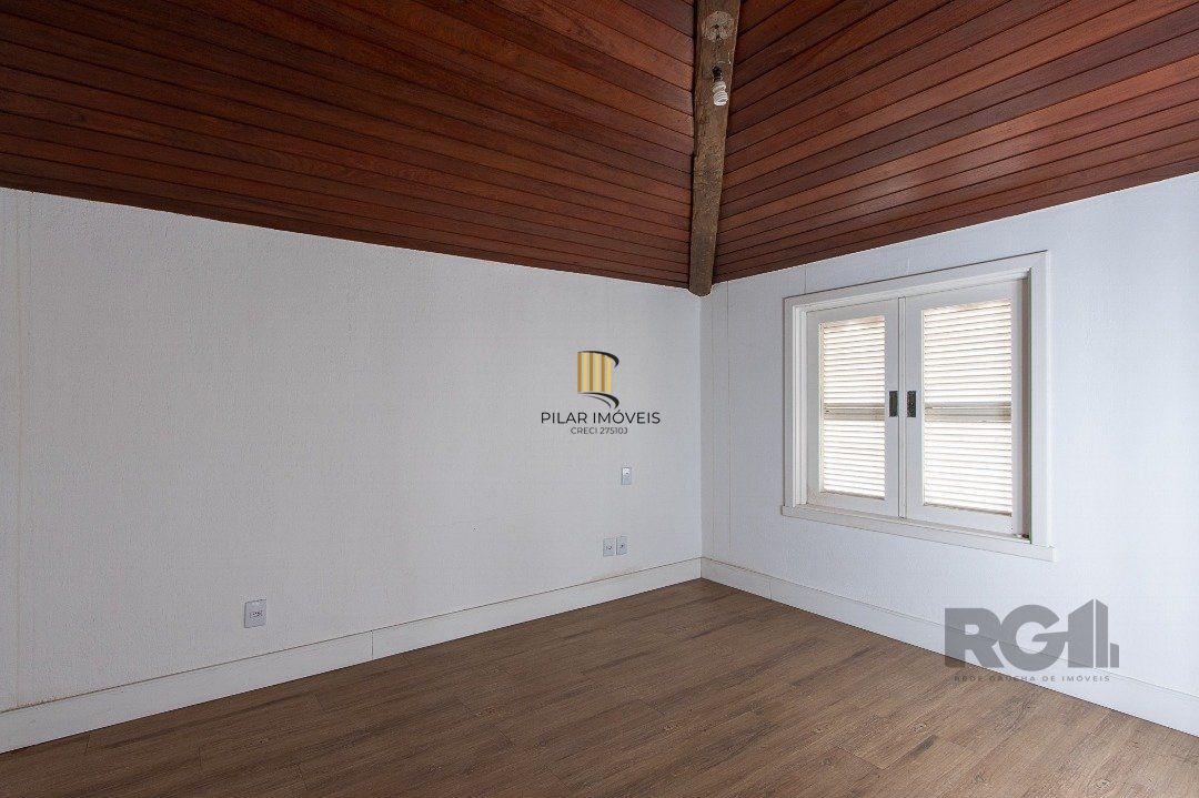 Casa Condomínio a Venda - 880m², 5 dormitórios, sendo 2 suítes, a master com lareira, 4 vagas - Cavalhada