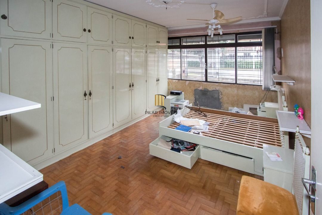 Casa para Venda - 200m², 3 dormitórios, 8 vagas - Cristal
