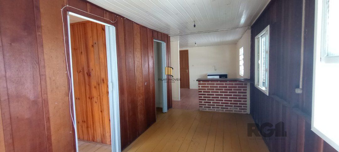 Casa térrea de 2 quartos, sala, cozinha, banheiro social e pátio.
