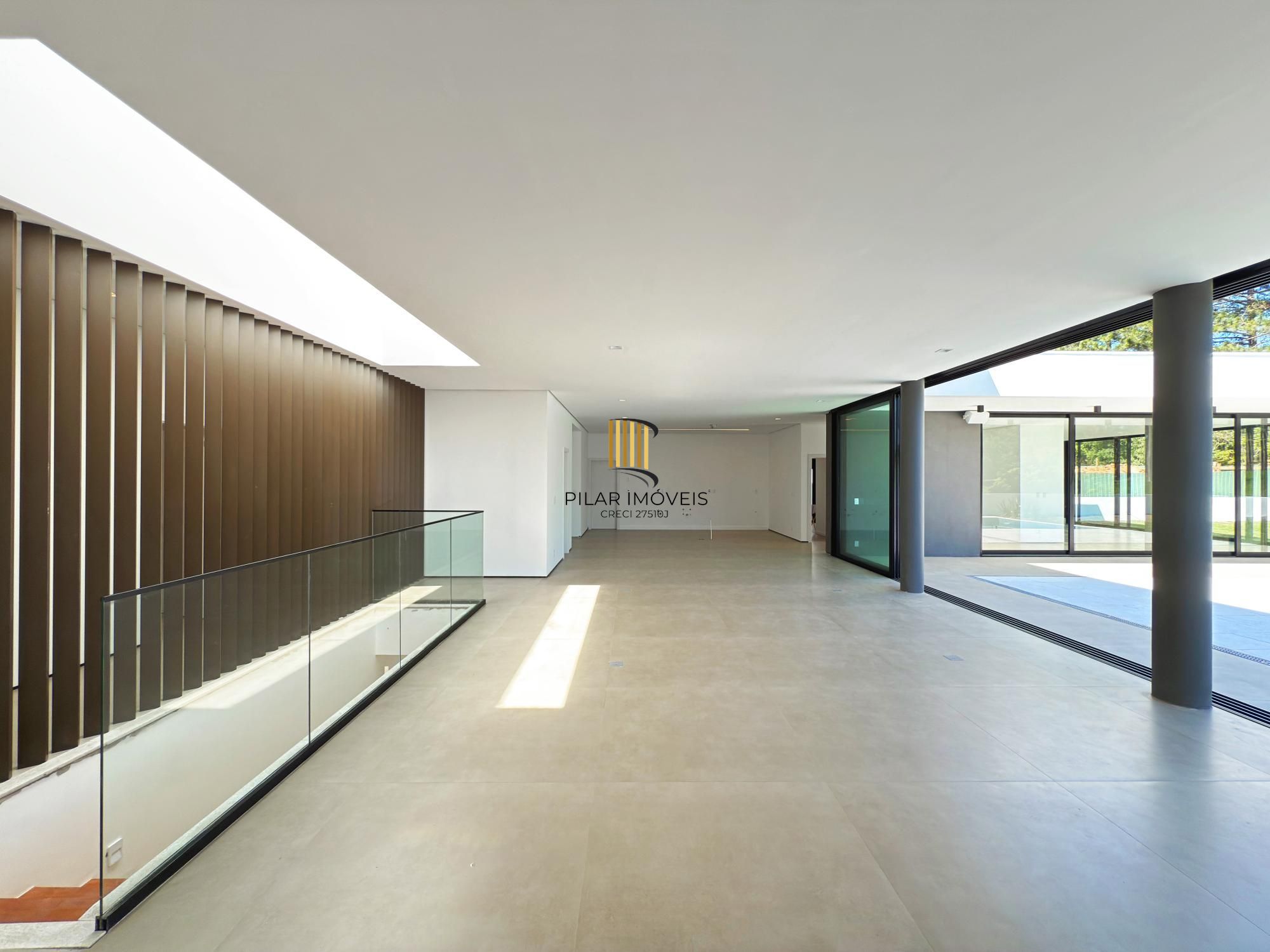 A casa conta com 434m2 de área construída, mas com um aproveitamento total dos 1.012m2 do lote