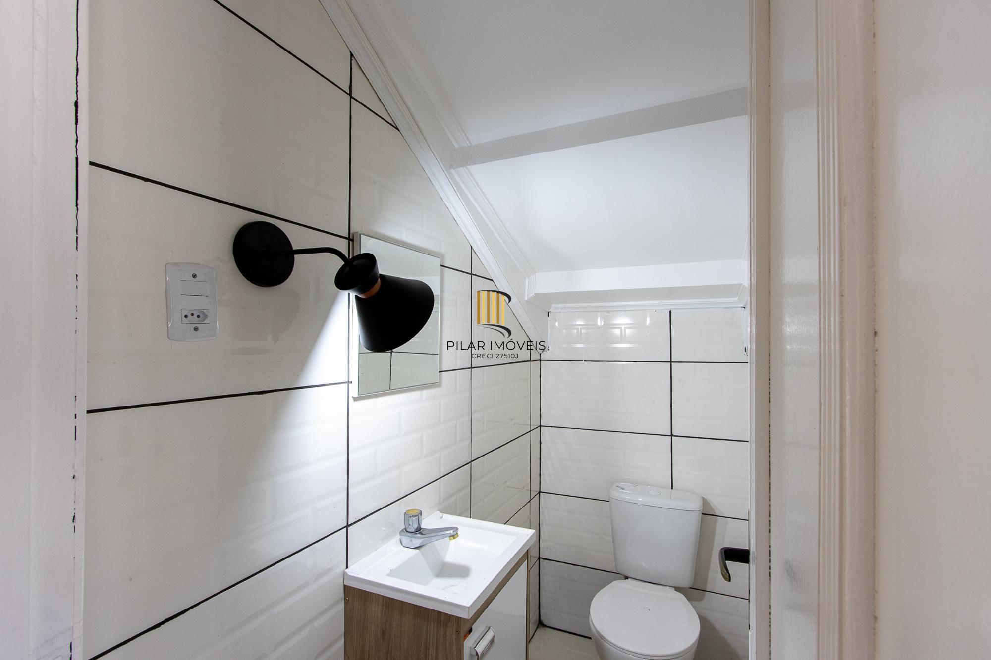 Casa de alvenaria, com 3 quartos, 1 suíte e 3 vagas de garagem.