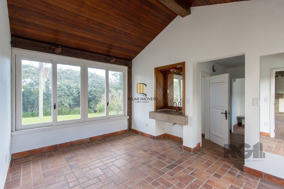 Casa Condomínio a Venda - 880m², 5 dormitórios, sendo 2 suítes, a master com lareira, 4 vagas - Cavalhada
