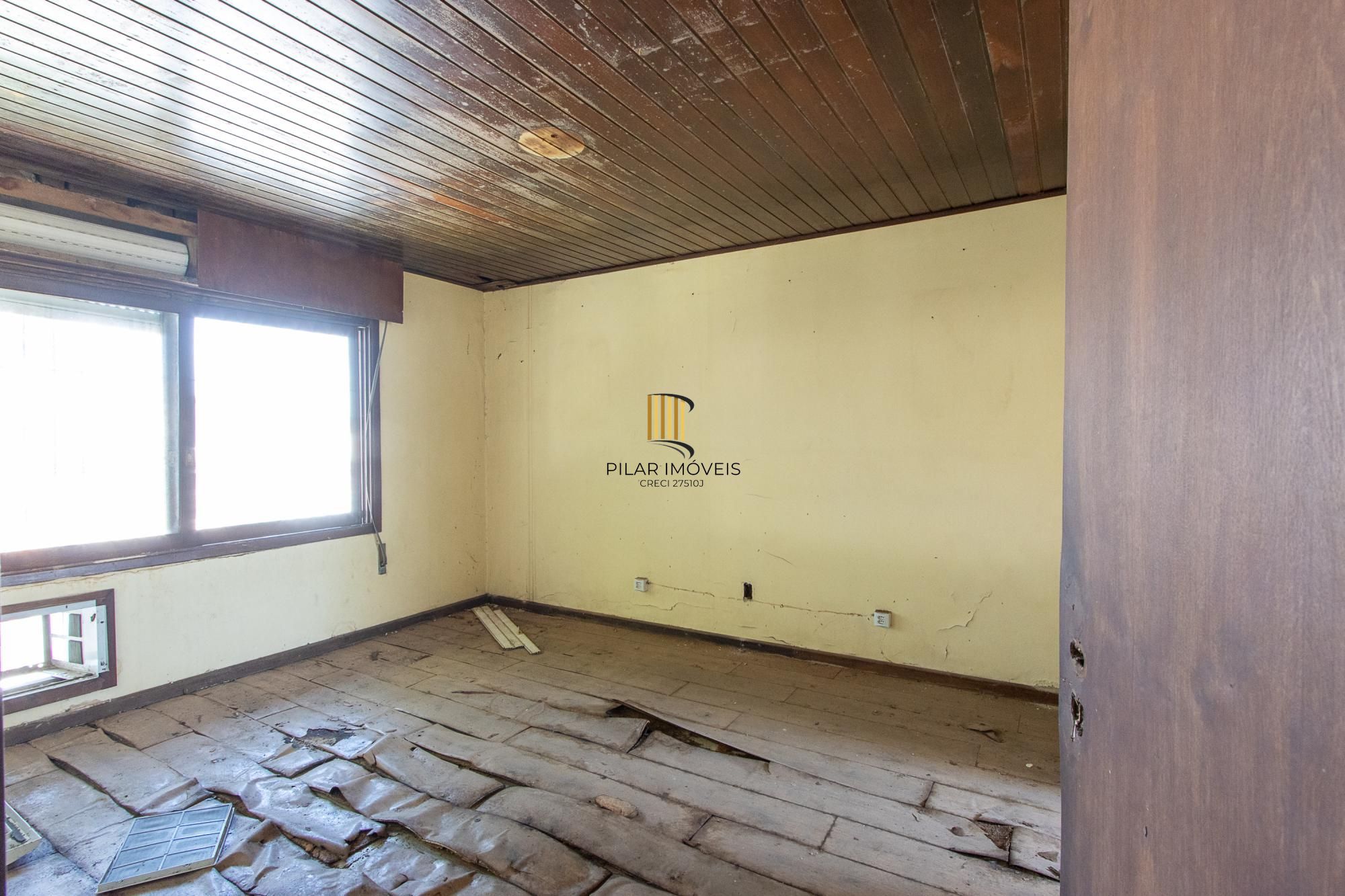 Casa para Venda - 320m², 3 dormitórios, sendo 1 suites, 4 vagas - Cristal