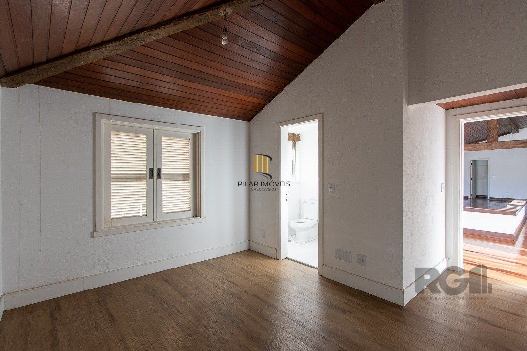 Casa Condomínio a Venda - 880m², 5 dormitórios, sendo 2 suítes, a master com lareira, 4 vagas - Cavalhada