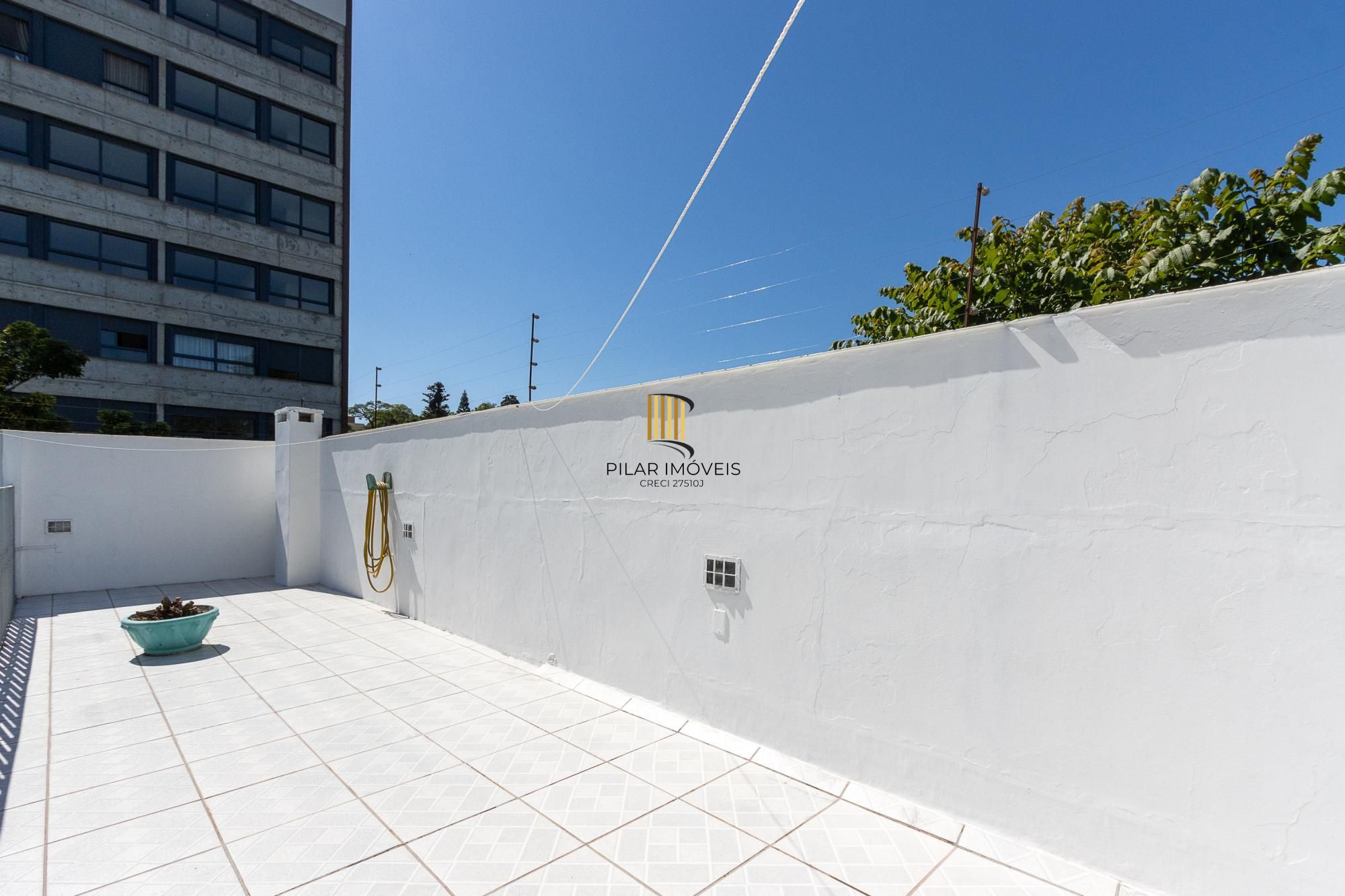 Casa de alvenaria, 4 dormitórios, 2 suítes, bairro Cristal.