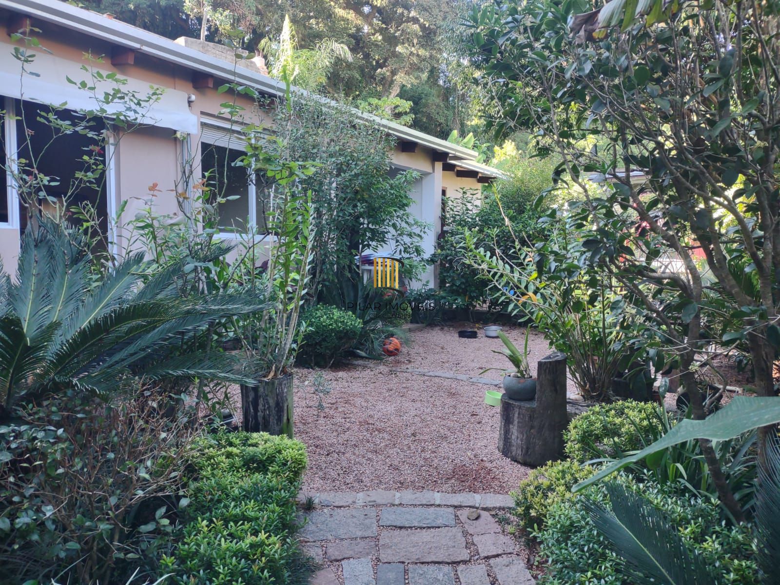 Casa com 4 quartos, suíte, piscina, lareira, churrasqueira em um terreno de 616m².