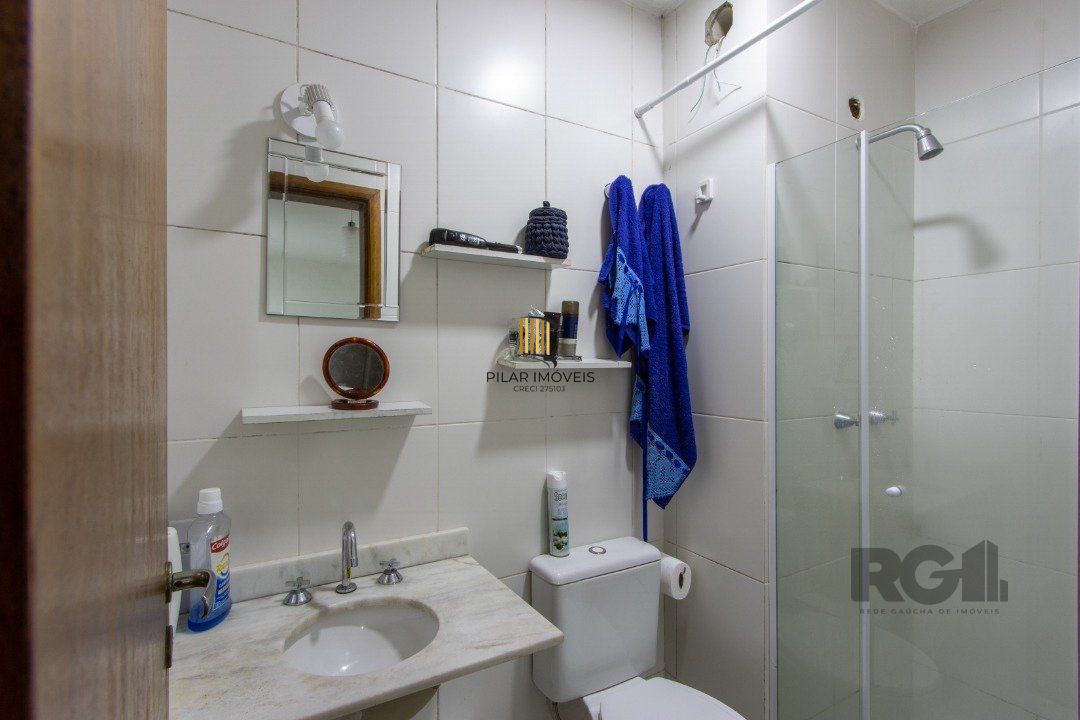Excelente oportunidade de casa à venda em condomínio fechado no Reserva Guarujá, localizado na Avenida da Serraria em Porto Alegre.