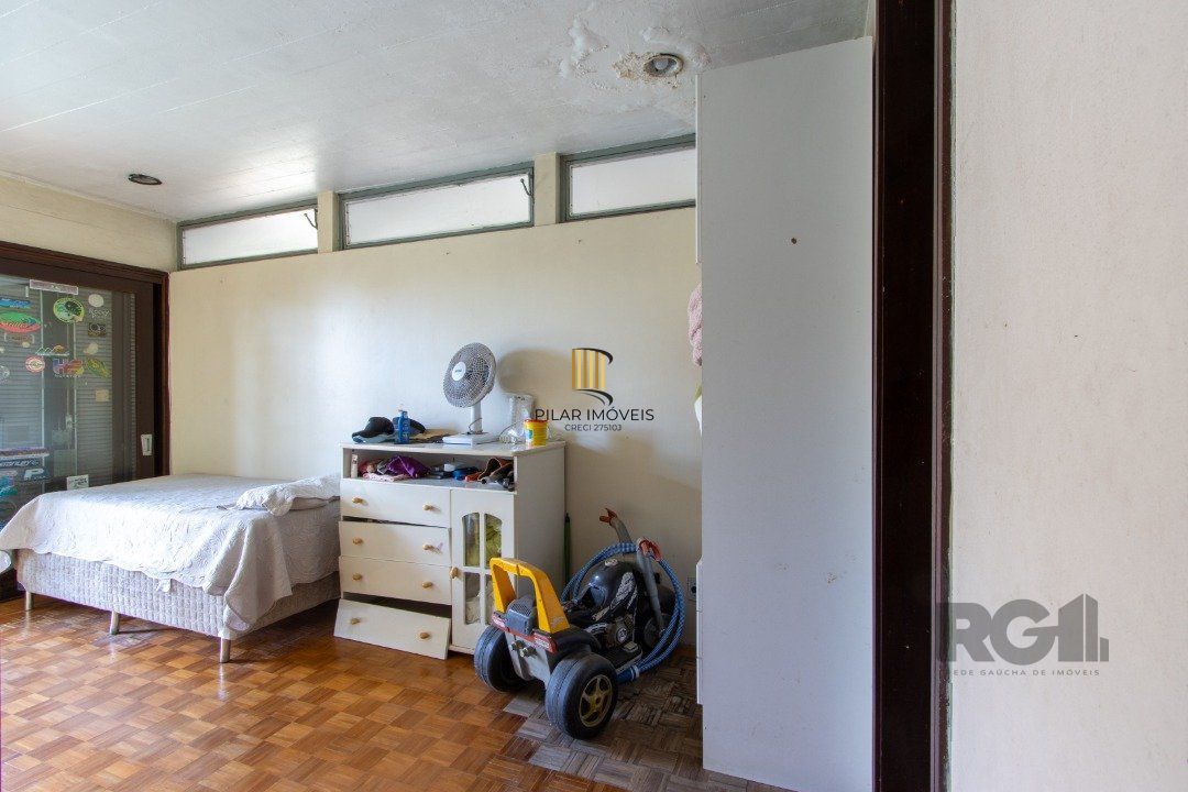 Casa com 724 m² privativos, 4 dormitórios sendo 4 suítes, 6 vagas sendo 3 cobertas