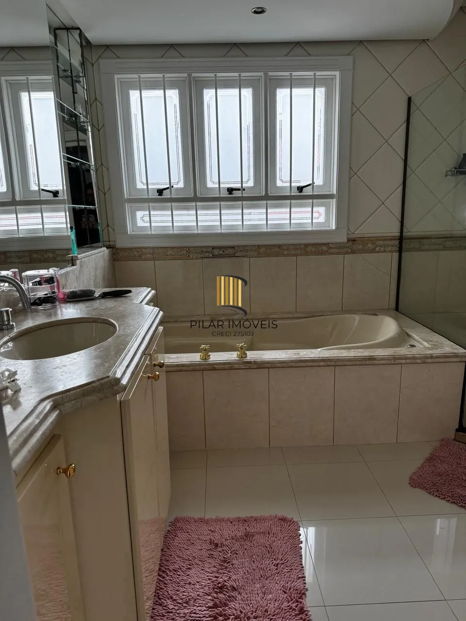 Casa 5 dormitórios no bairro Chácara das Pedras