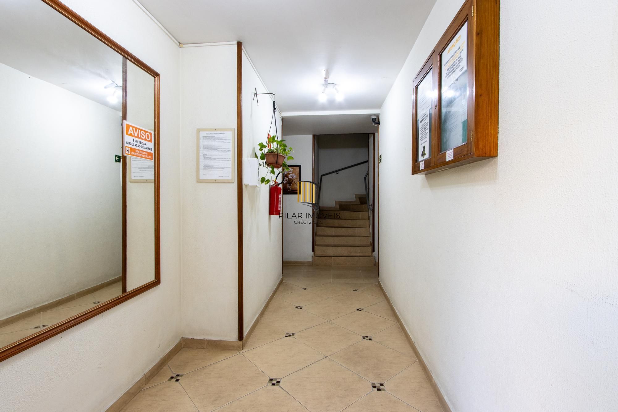 Apartamento semimobiliado à venda no bairro Cristal, 2 dormitórios, 2 banheiros, 1 vaga coberta e vista livre para o Guaíba