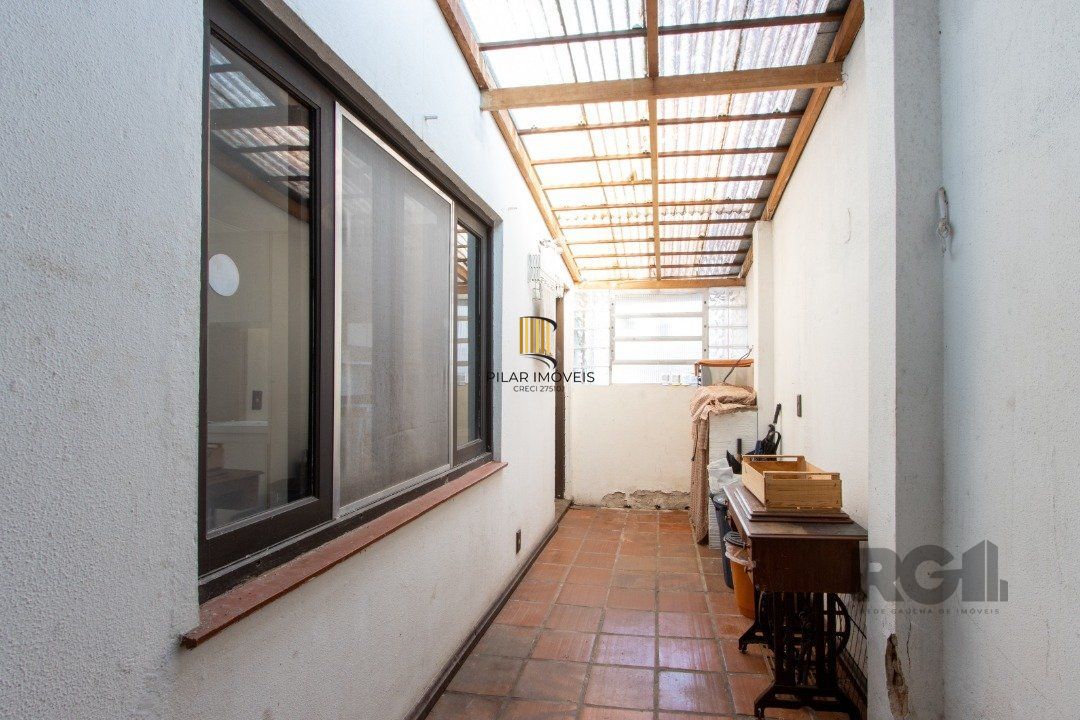 Casa para Venda - 72.6m², 4 dormitórios, sendo 1 suites, 6 vagas - Camaquã