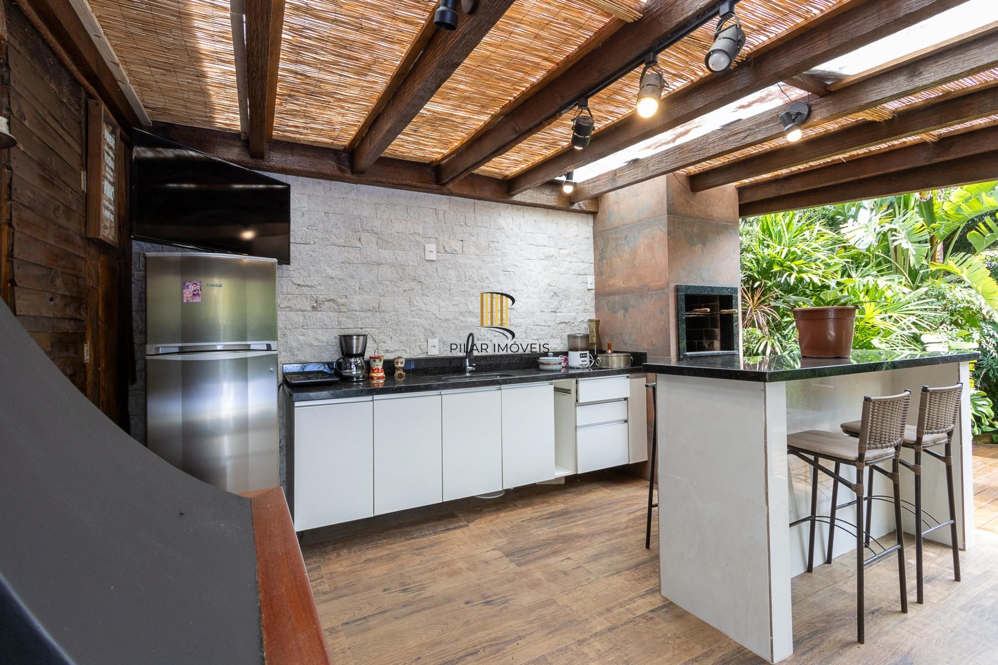 Casa térrea, 2 dormitórios, 1 suíte e 2 vagas no bairro Aberta dos Morros.