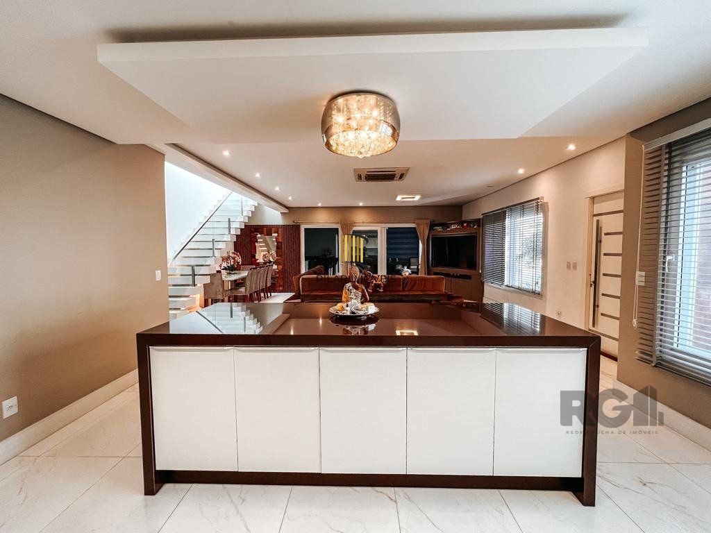 Excelente residência com aproximadamente 219m² privativos,