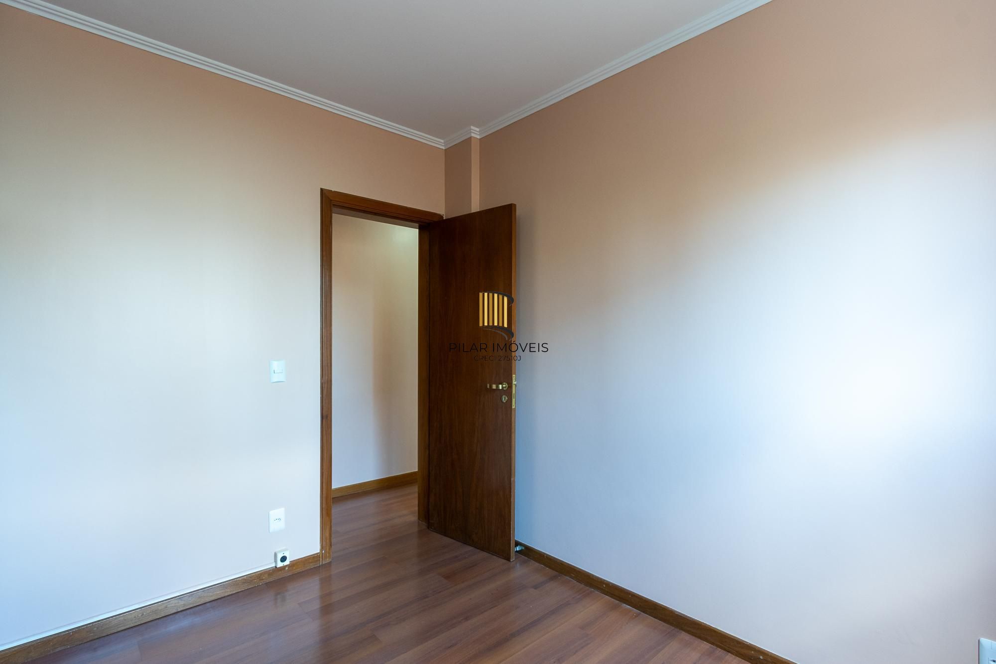 Apartamento 3 quartos, 1 suite, dependência, sacada com churrasqueira, 2 vagas - Bairro Menino Deus